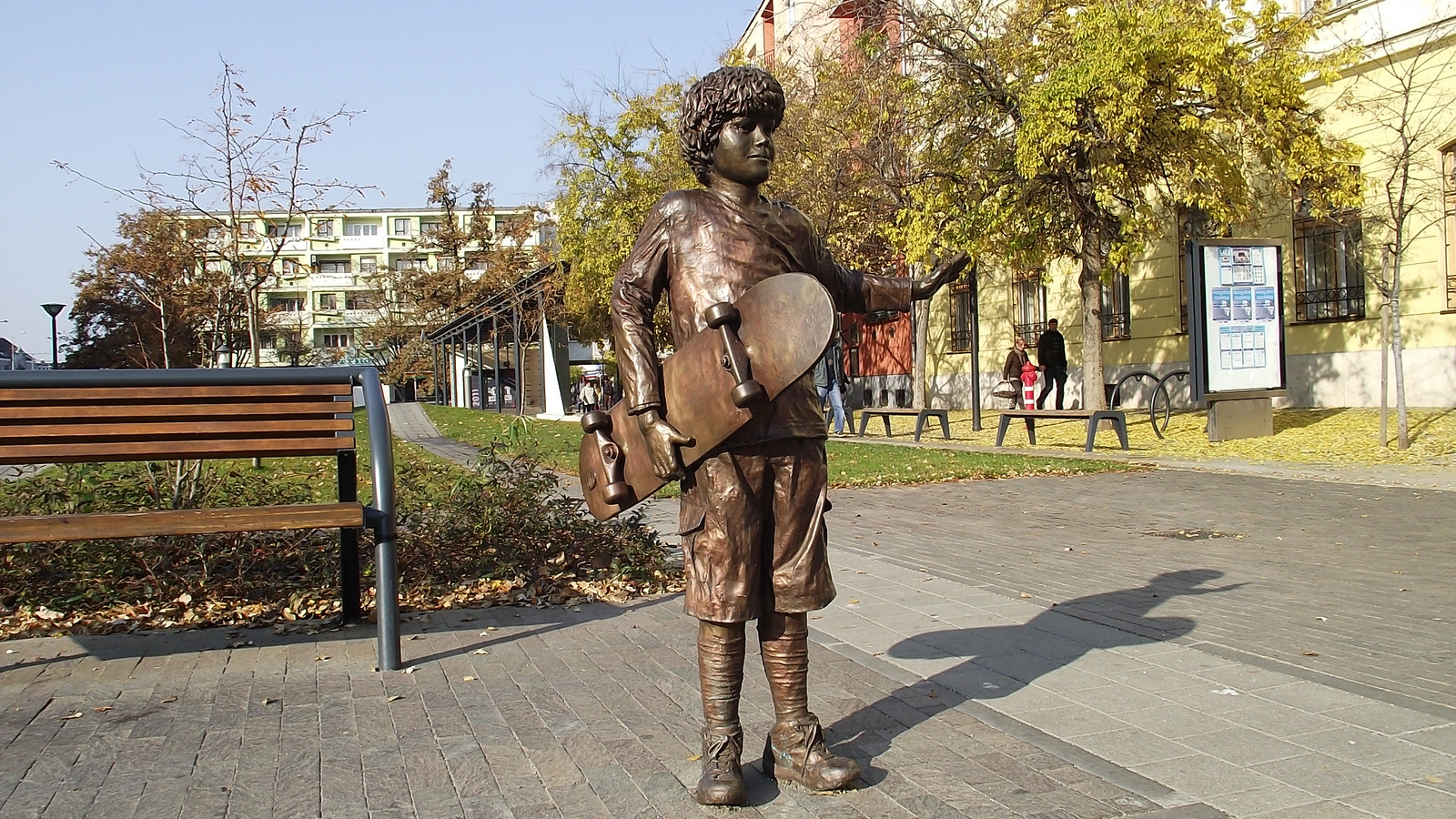 Szolnok - "Gördeszkás fiú" szobor 2011 013