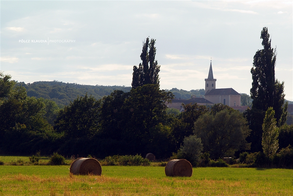 Távolban Fertőrákos temploma