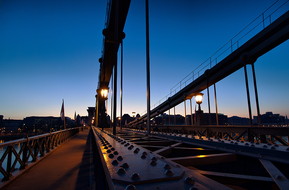 Hajnal a hídon