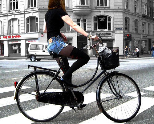 cycle chic copenhagen girls on bike