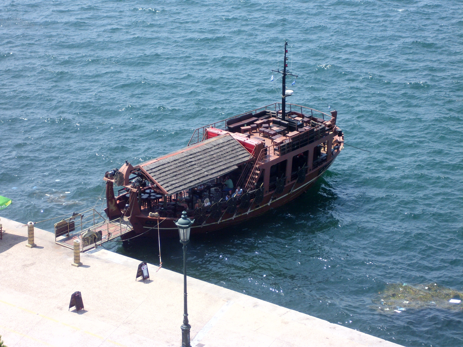 Thesszaloni, bar boat