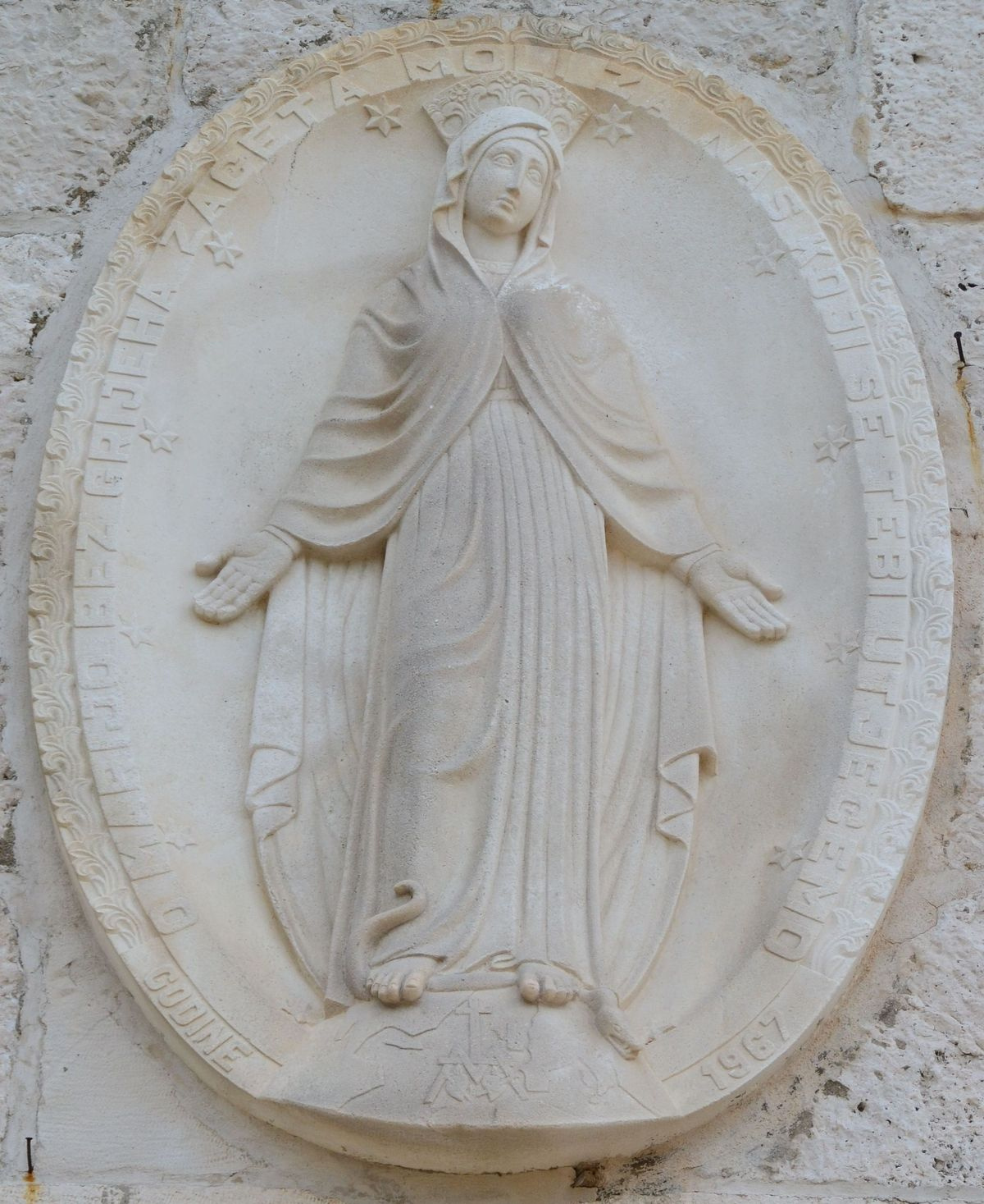 014 Szűz Mária relief a kapu felett