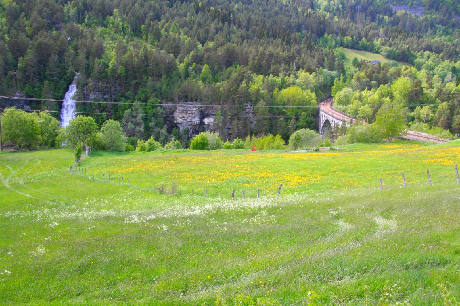 Vízesés és viadukt