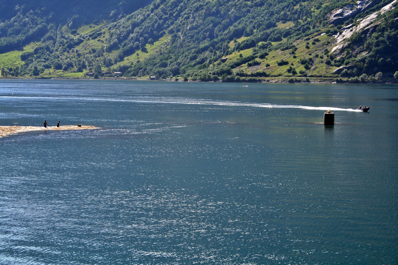Életkép a fjordban, tengeralattjáróval