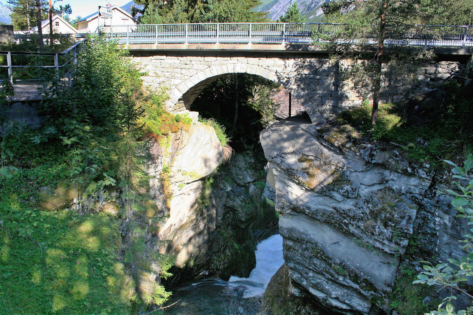 Híd alatt