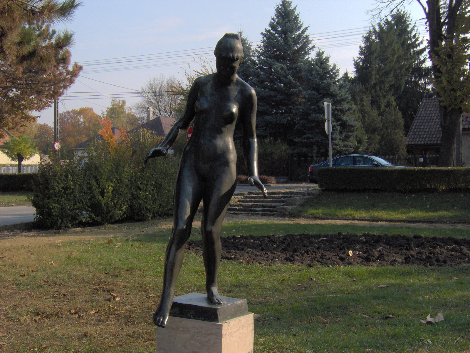 A vízbelépő lány Laborcz Ferenc szobra