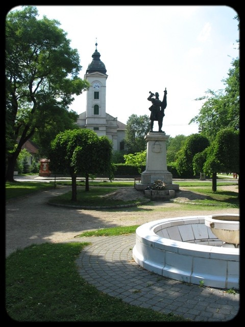 Dunavecsei református templom és szobor