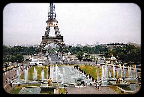 Párizs Eiffel torony szökőkutakkal