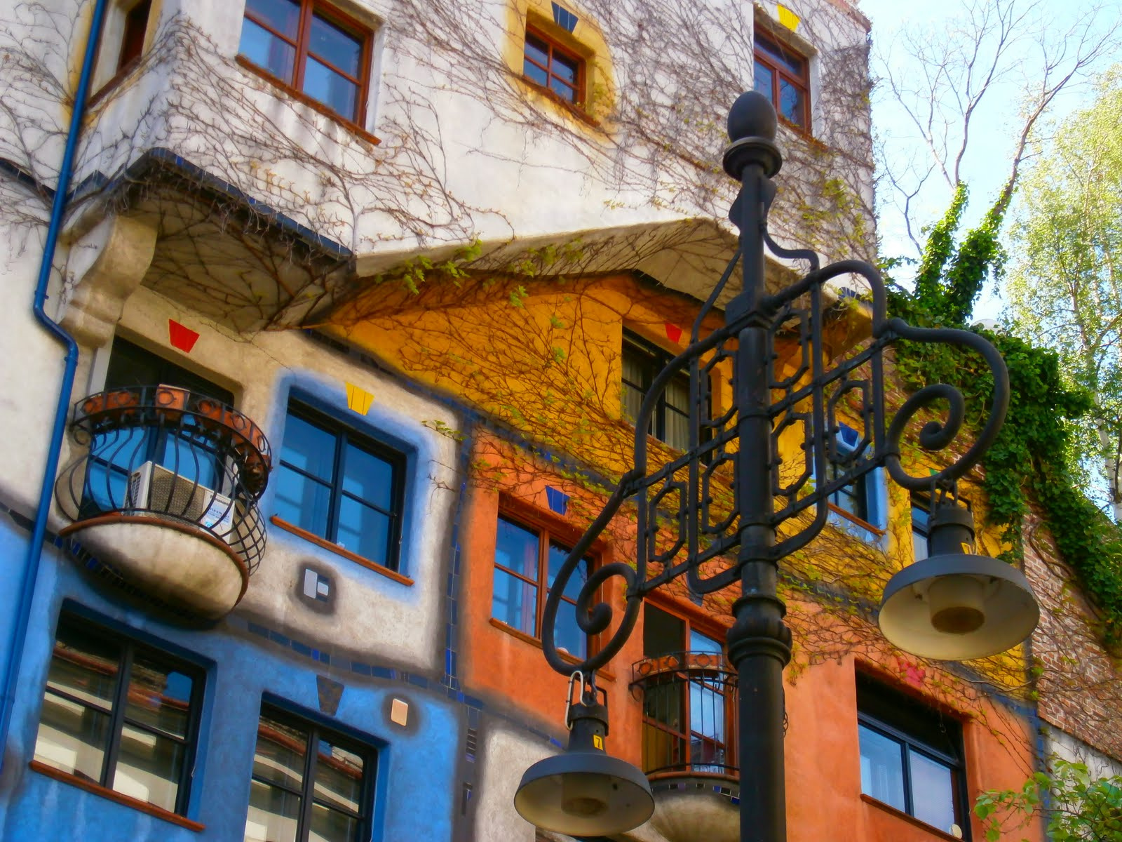 Hundertwasser-ház kis erkély utcalámpa