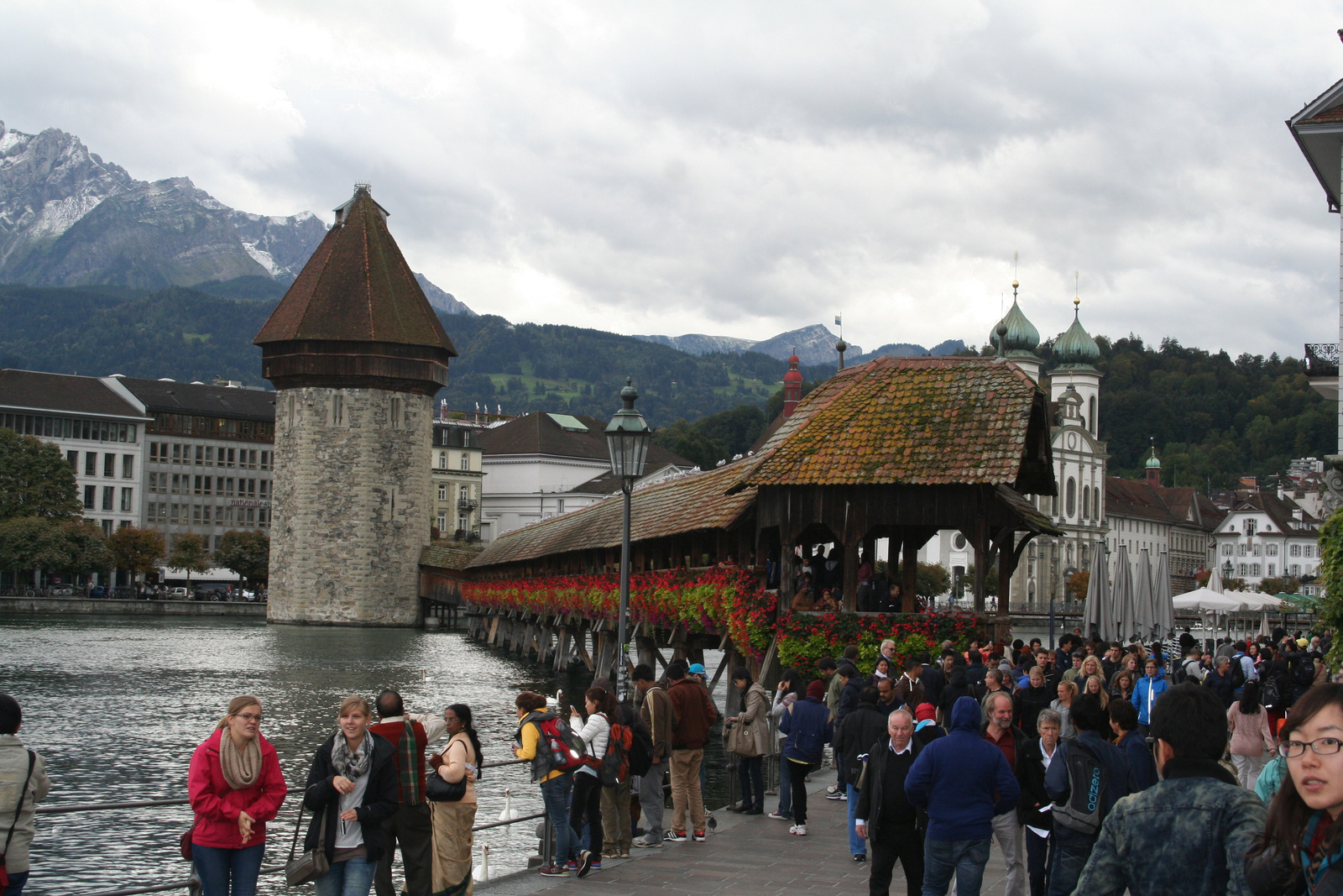 Svájc , Luzern a gyönyörű fa-híd