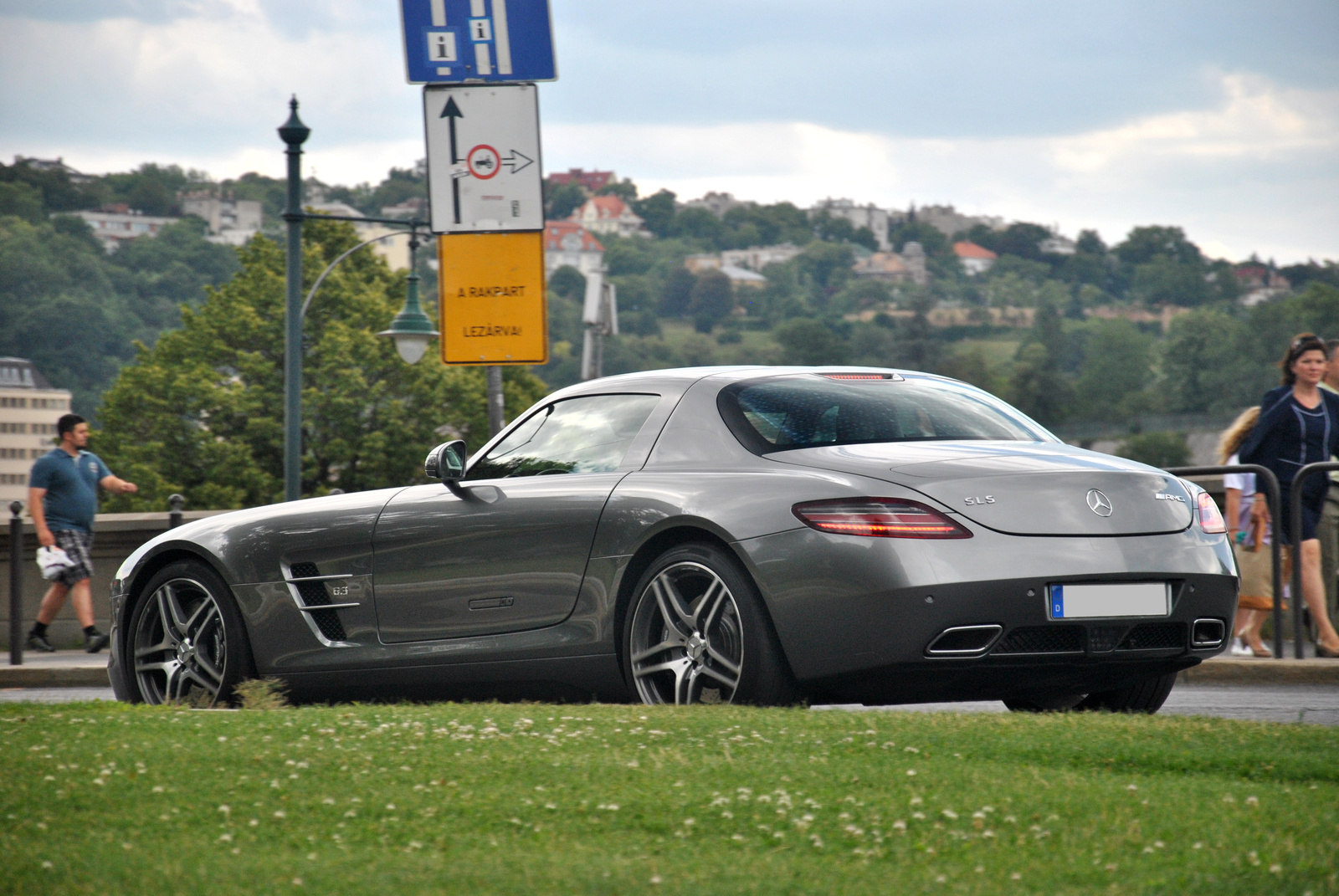 Mercedes-Benz SLS AMG