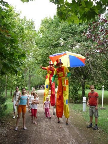 Boborján és Zsozsó Bohóc a Gólyalábas Világjátékokra invitál