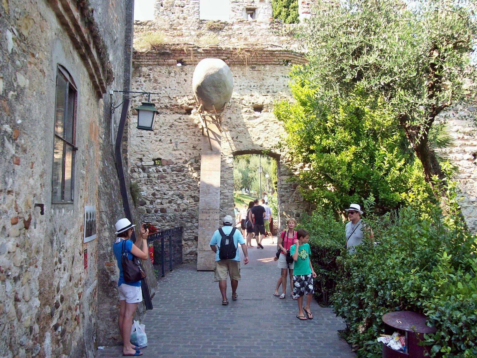 átjáró kővel, sirmione