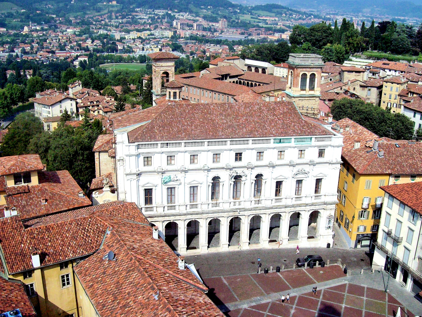 könyvtár és piazza Vecchia