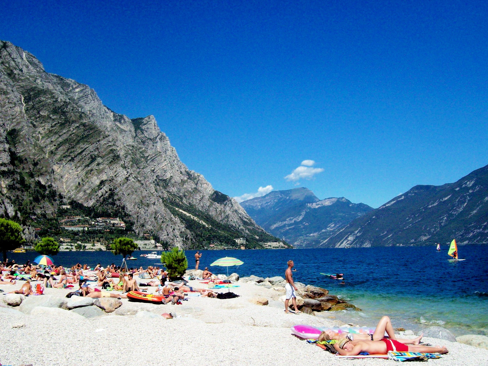 limone strand, 18 fokos víz (garda tó)