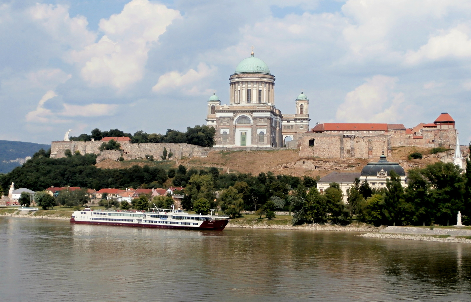 esztergomi bazilika hajóval