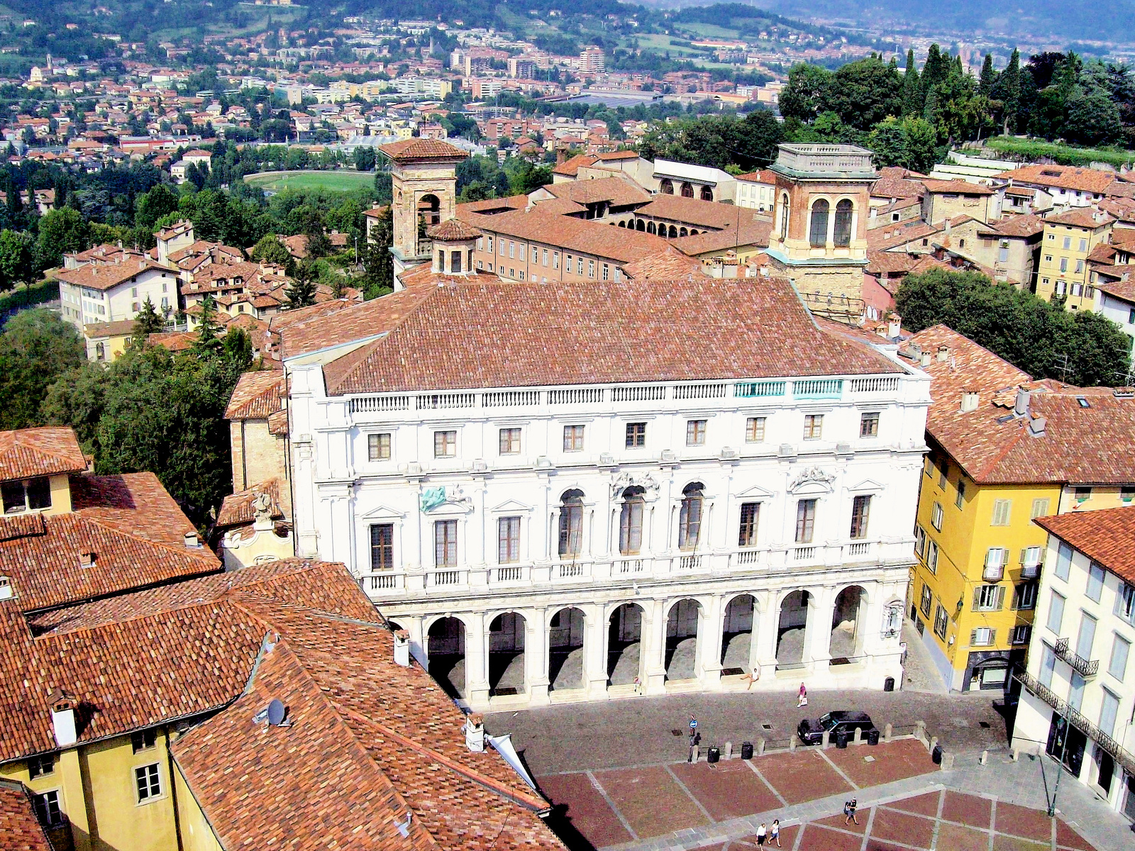könyvtár és piazza Vecchia