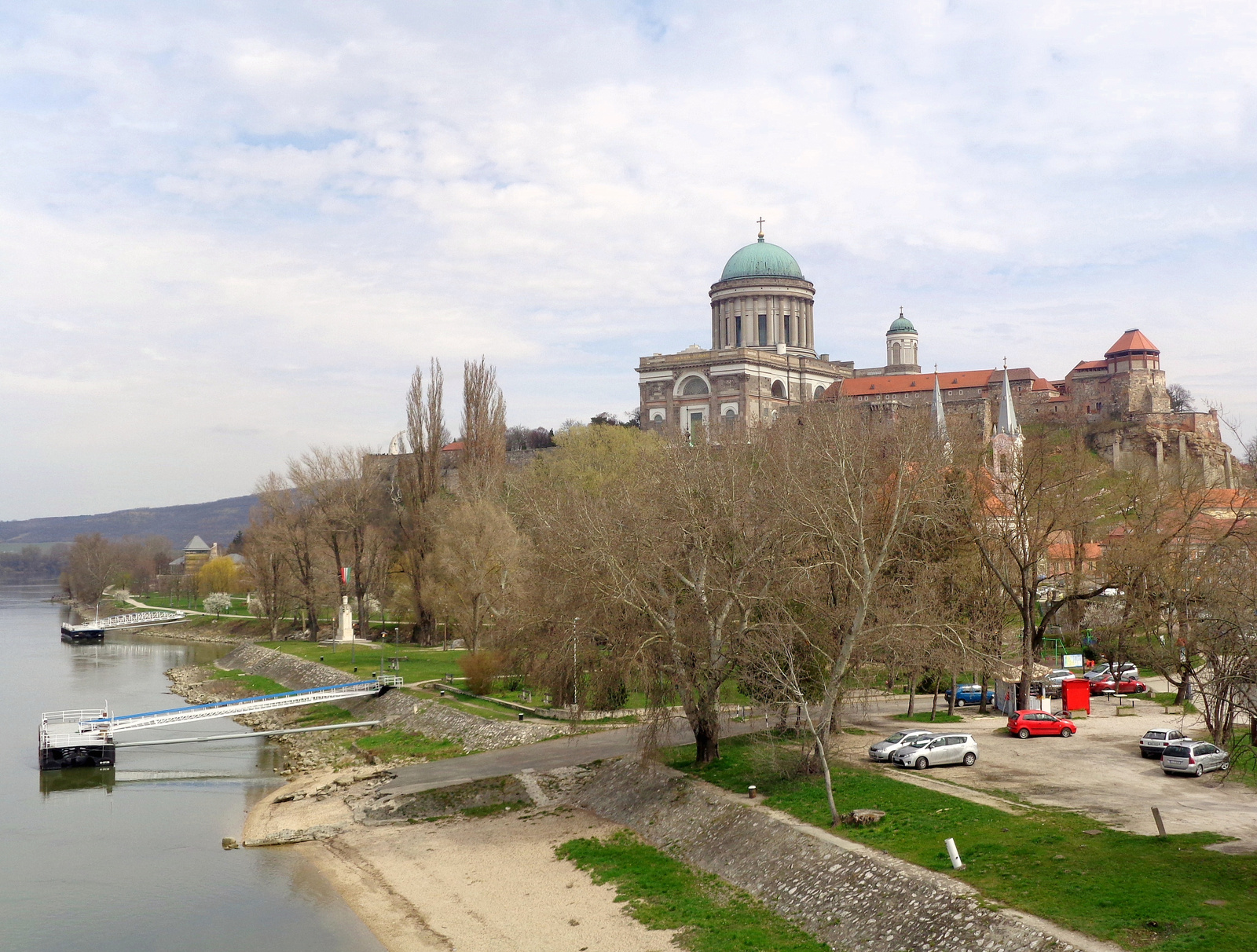 Bazilika Duna felől
