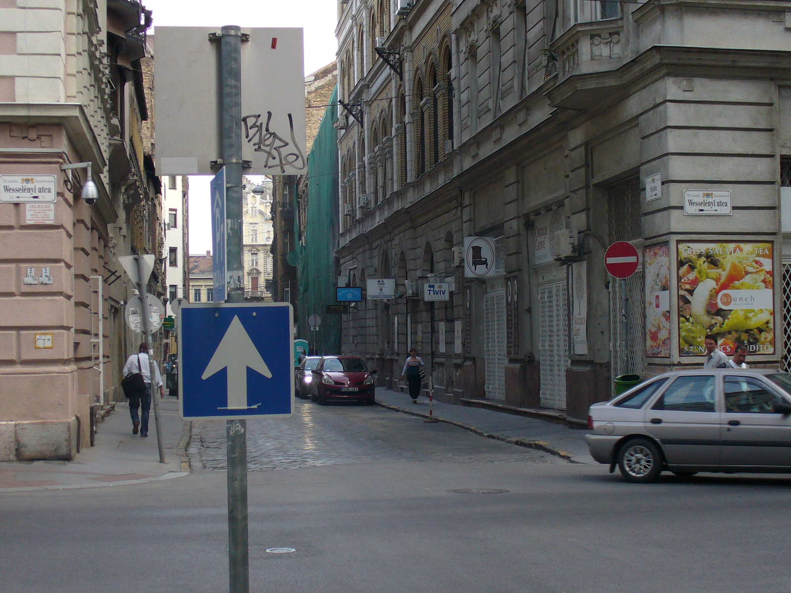 Ellentmondásos közlekedési tábla - Síp utca. Fotó: Erdős Rita