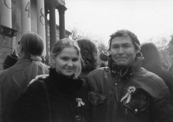 Jeremej Ajpin, hanti író és lánya, Marina egy március 15-i ünnep
