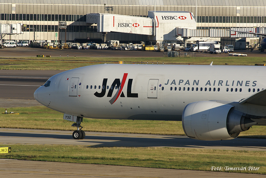 Heathrow JAL B777-01