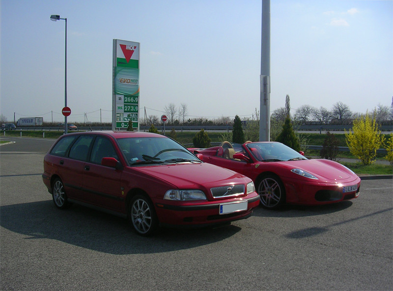 Volvo v40 & Ferrari F430 Spyder