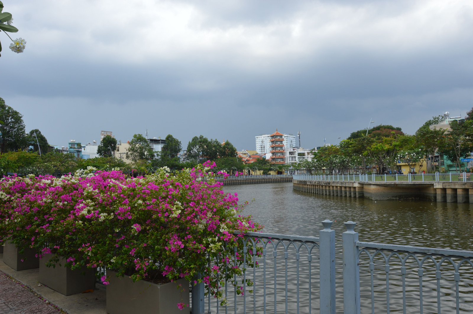 39 Saigon Újabb folyókanyarulat esőfelhőkkel