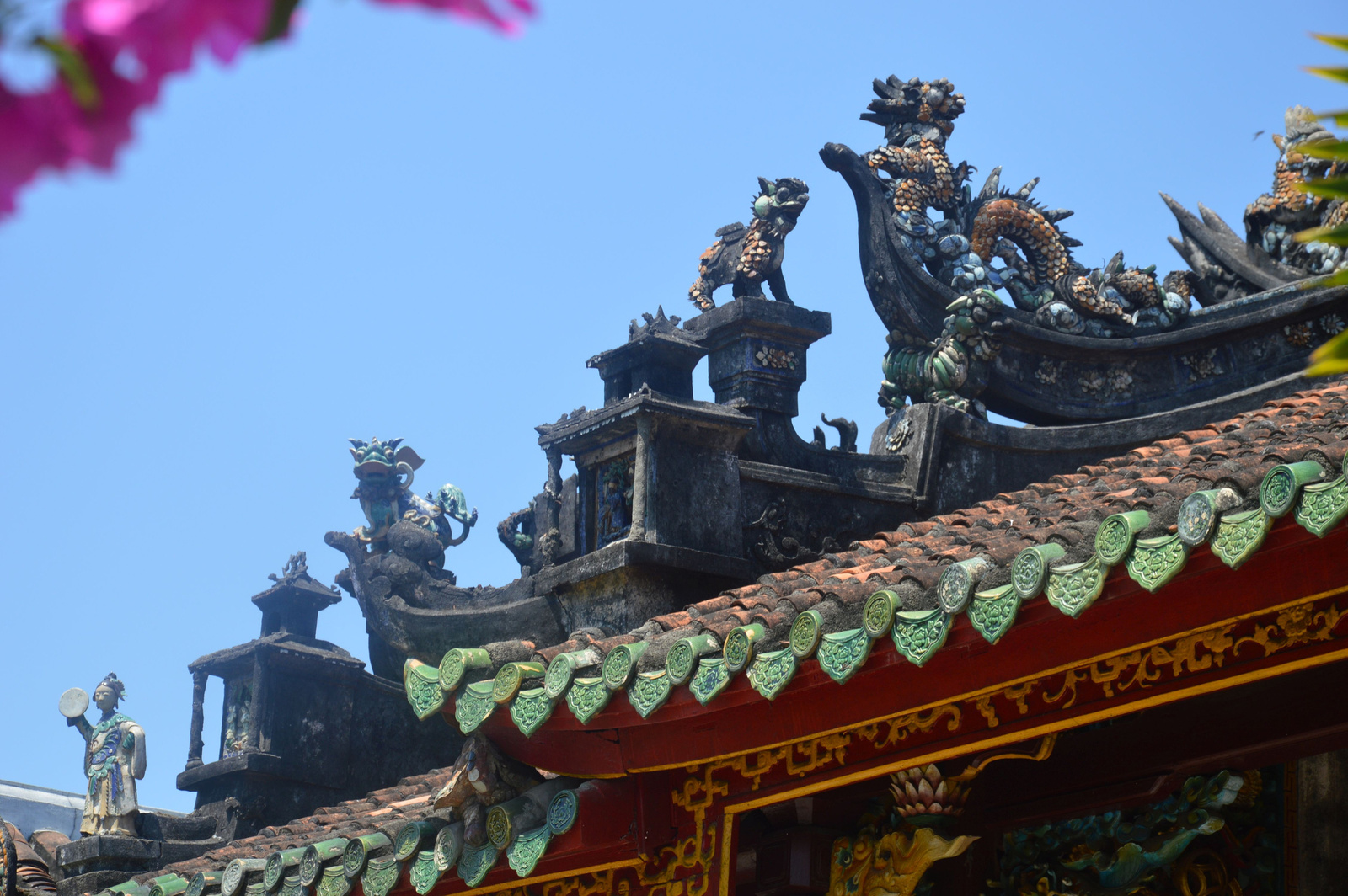 140 Hoi An Pagoda tetején díszes figurák