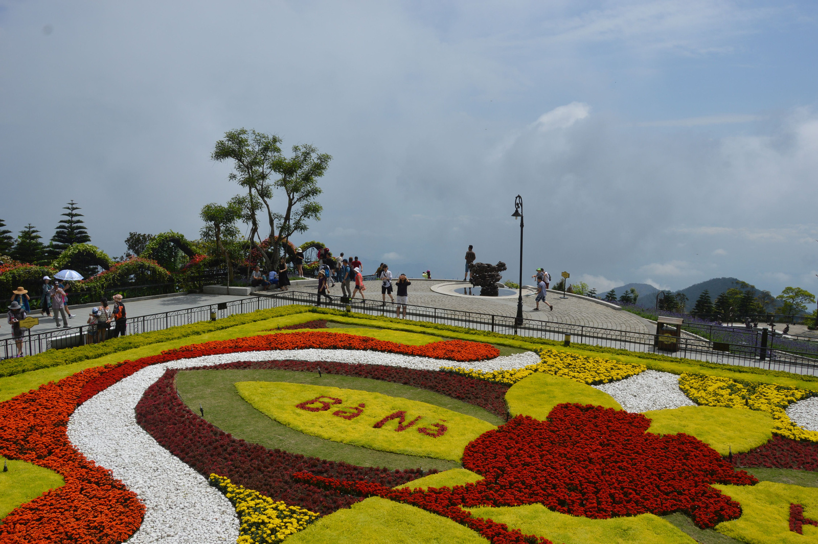 155 Ba Na Hills Kert a csúcs szélén