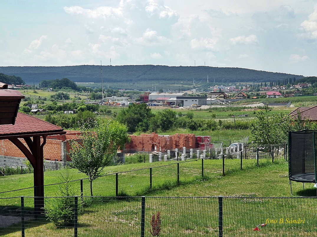 Új ház épülőben Jedden,jobbkézt a távolban Marosvásárhely