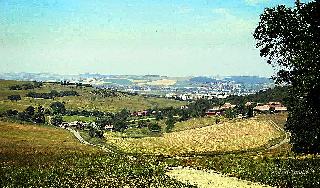 Háttérben a Kövesdomb tömbházai .M- vásárhely