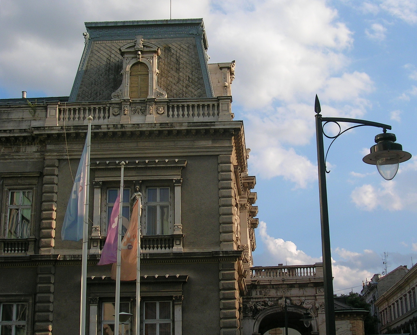 Egykori palota zászlóval és lámpával