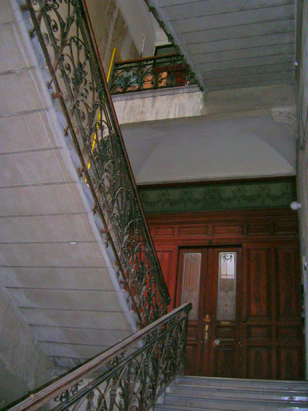 lépcsőház ajtóval
