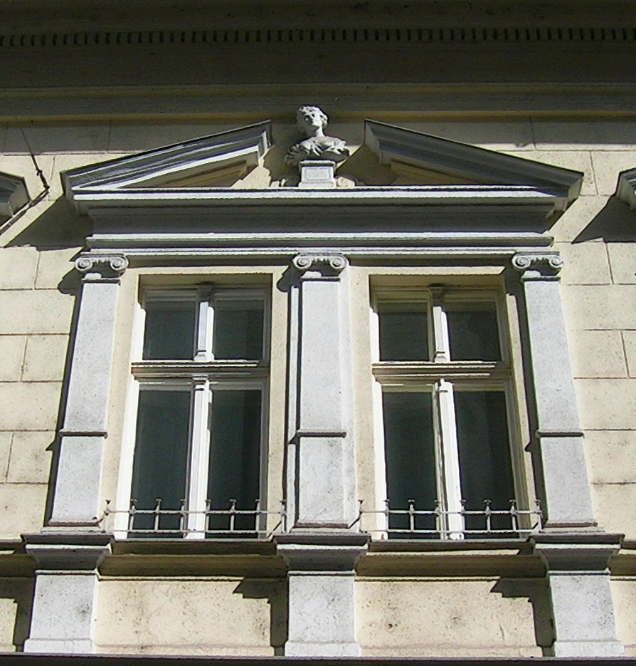 két ablak szoborral