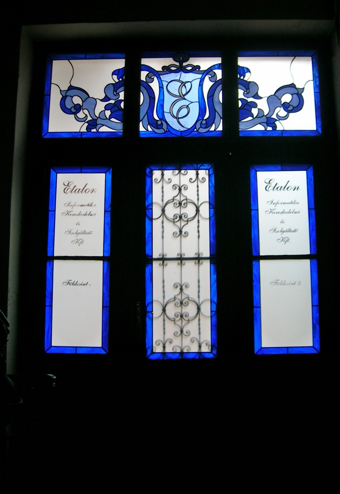 kékfestő ablak