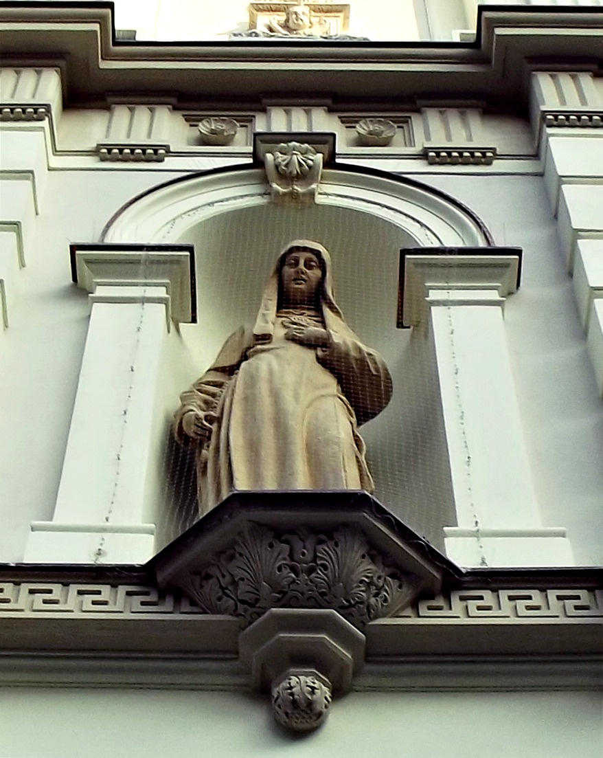 szoborfülke egy szent szobrával