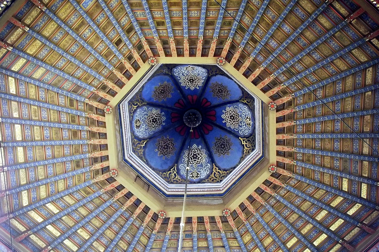 kupola arabeszk mintákkal