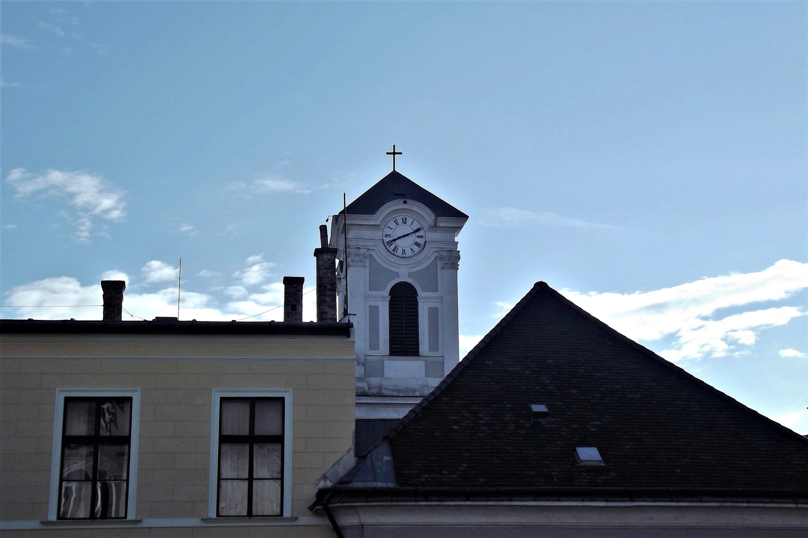 háztetők templomtoronnyal