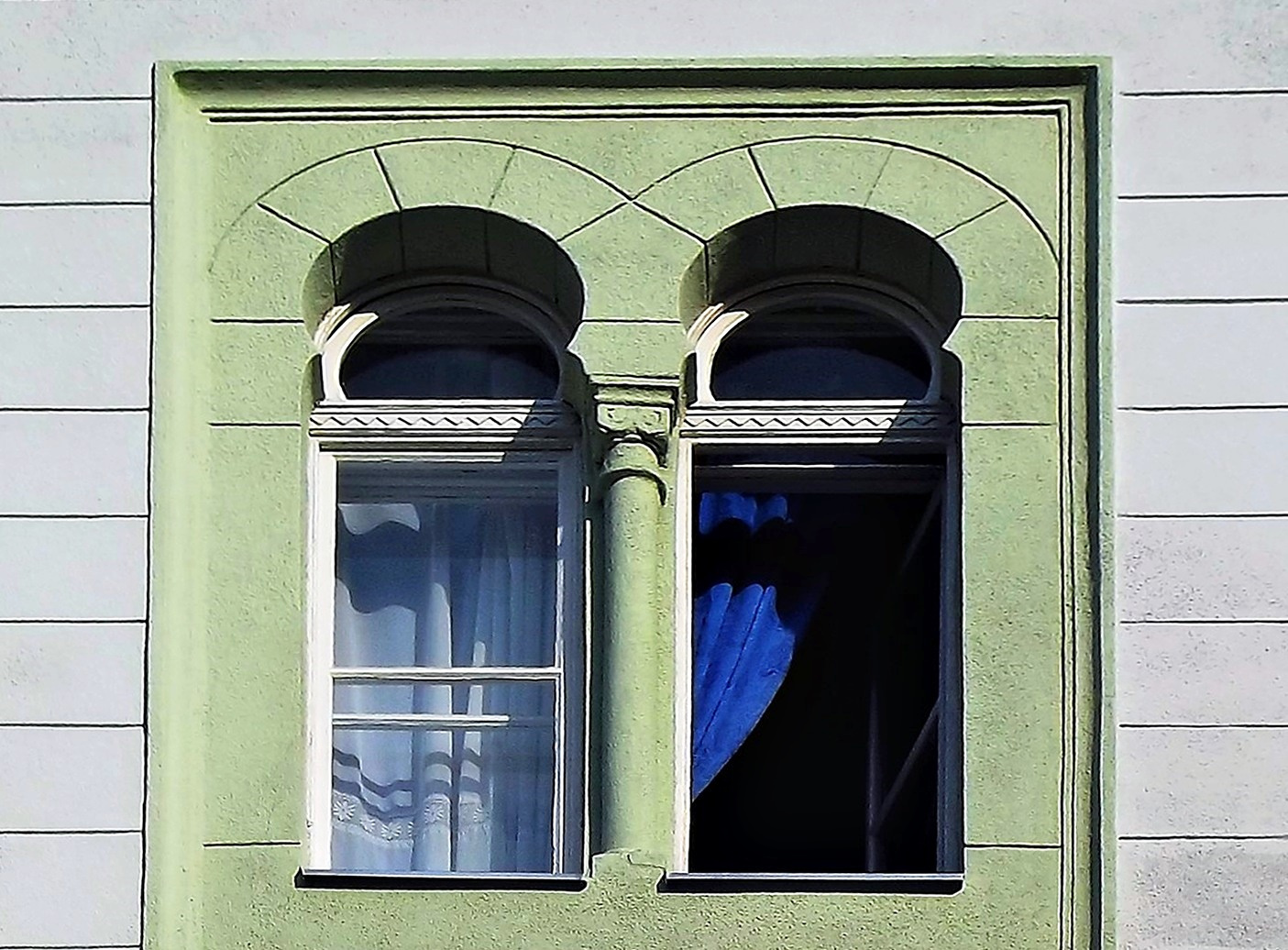 felújított ablak kék függönnyel