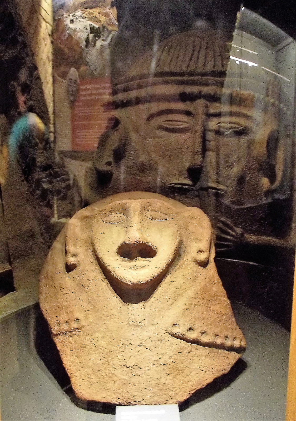 Egyiptomi szarkofágfedél töredéke