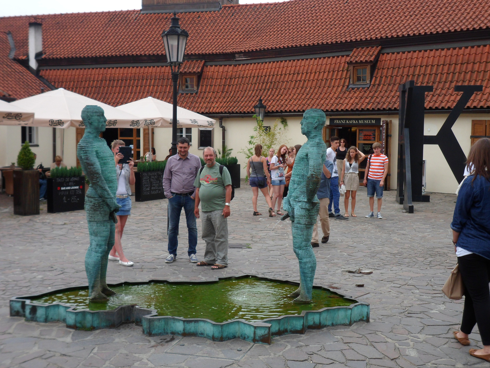 Pisilőverseny a Kafka-múzeum előtt