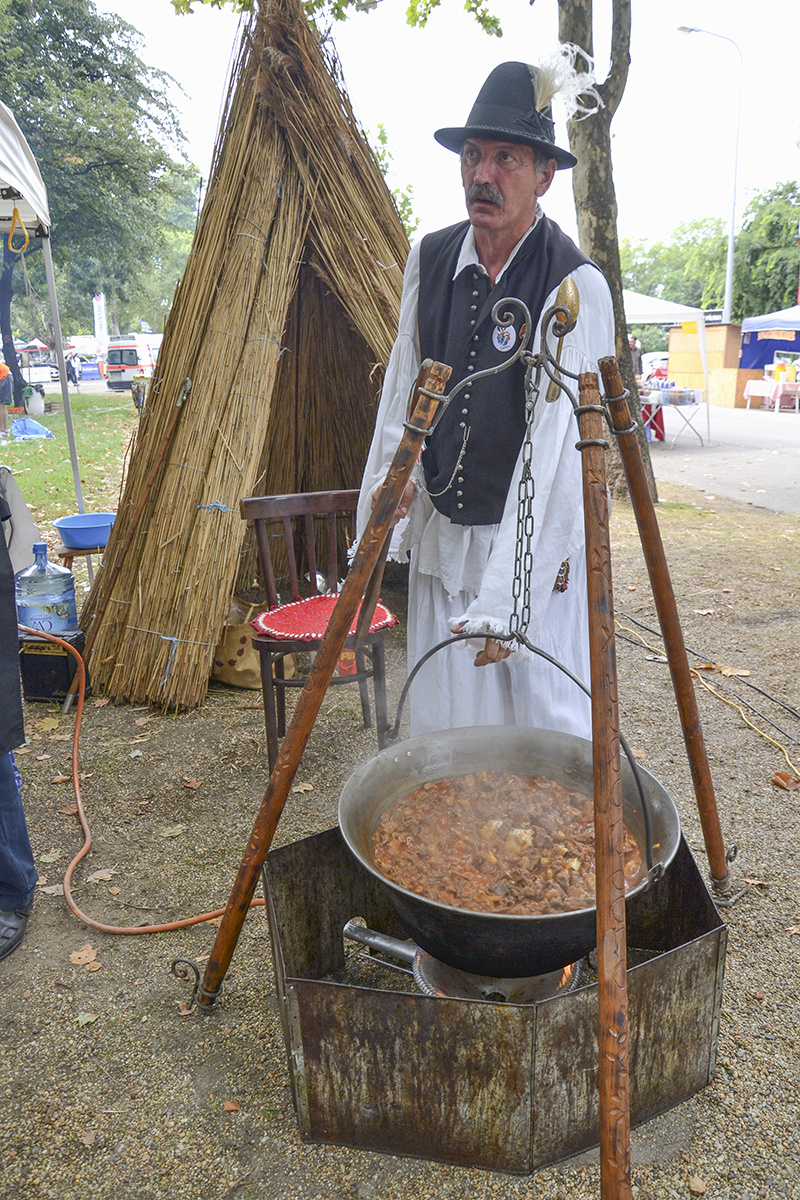 Birkapörkölt és vigyázója