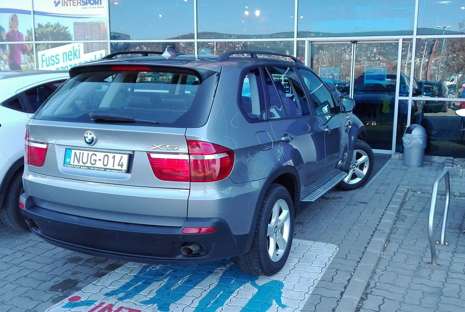 Budaörs Intersport ajtóba parkolás