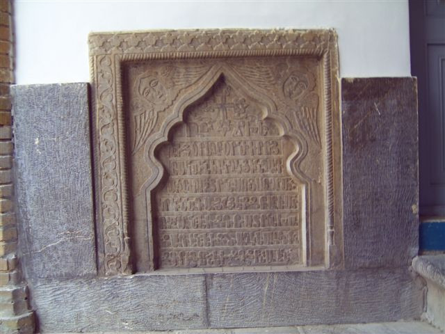 Iszfahán, kõtábla az örmény templomban