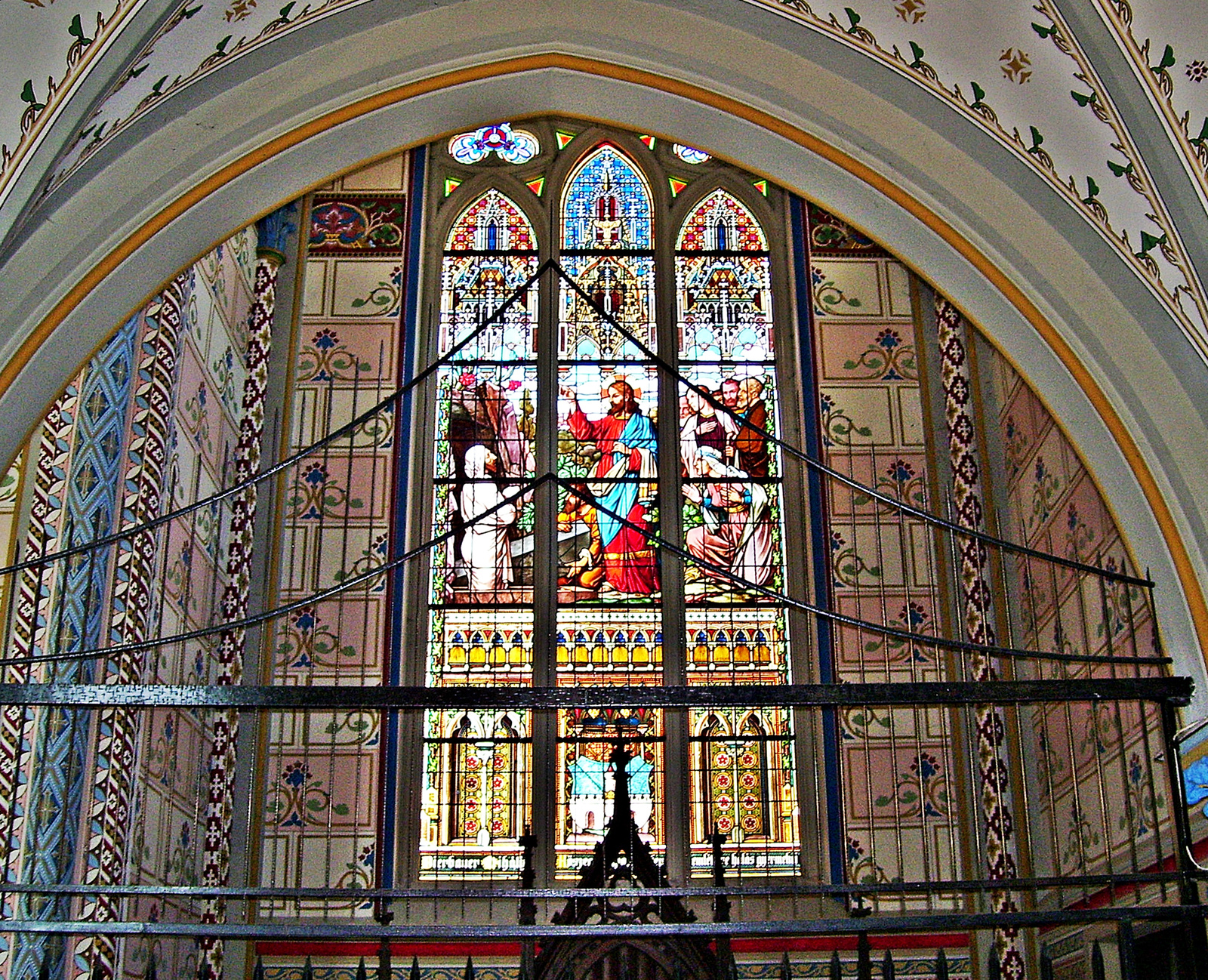 Kőszeg festett üvegablak a Jézus Szíve Templomban