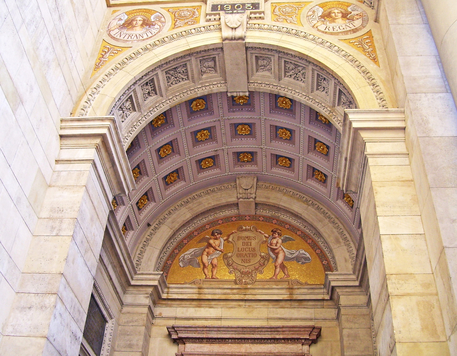 Bazilika bejárat felett