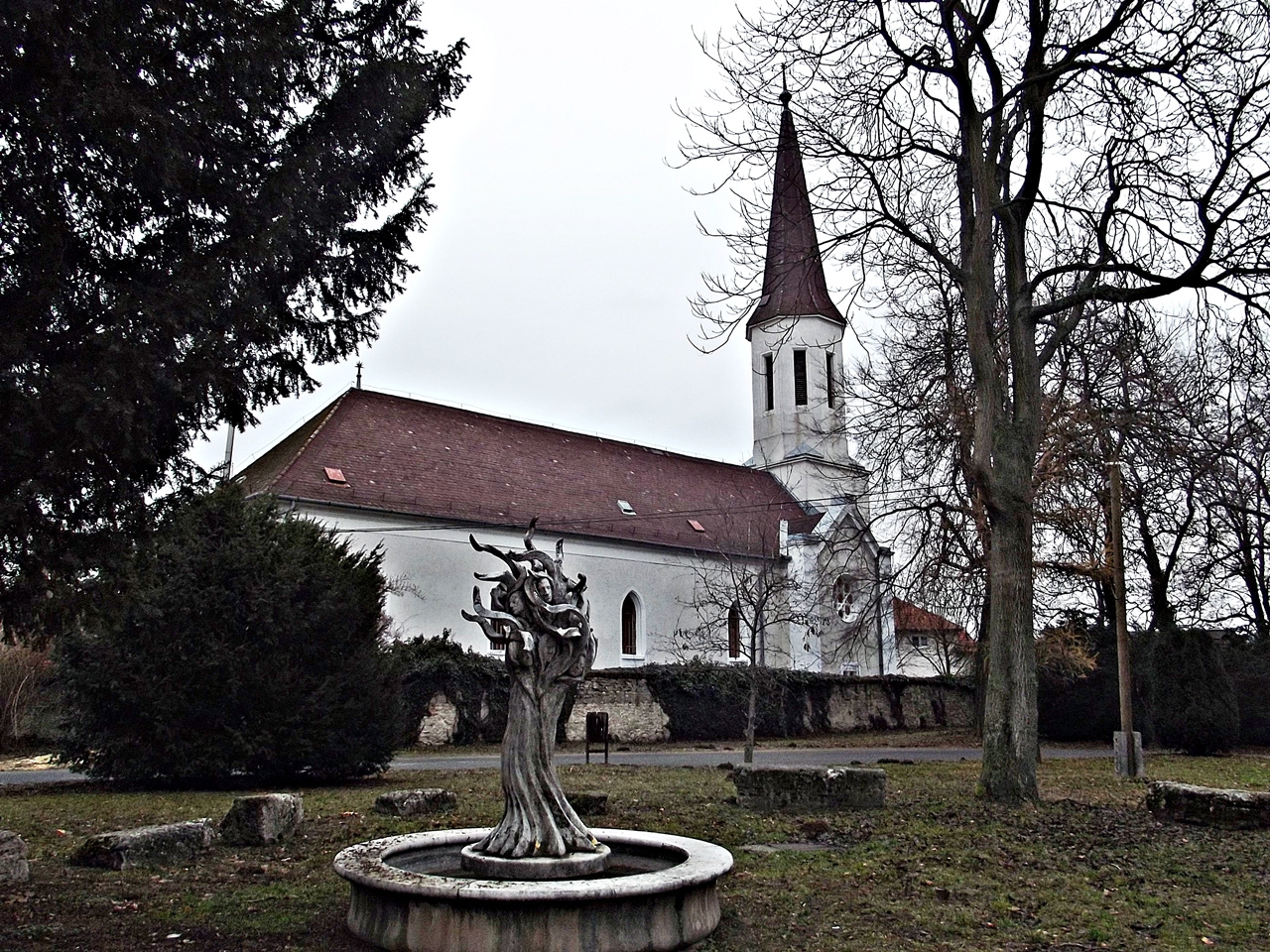 Fóti Református templom a Károlyi Kastély parkjából