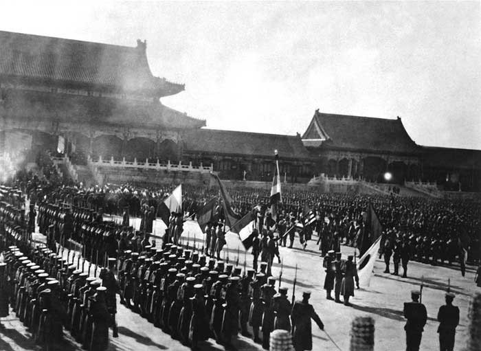 　　1900年11月28日，在清王朝首都北京的紫禁城，八国联军庆祝胜利。