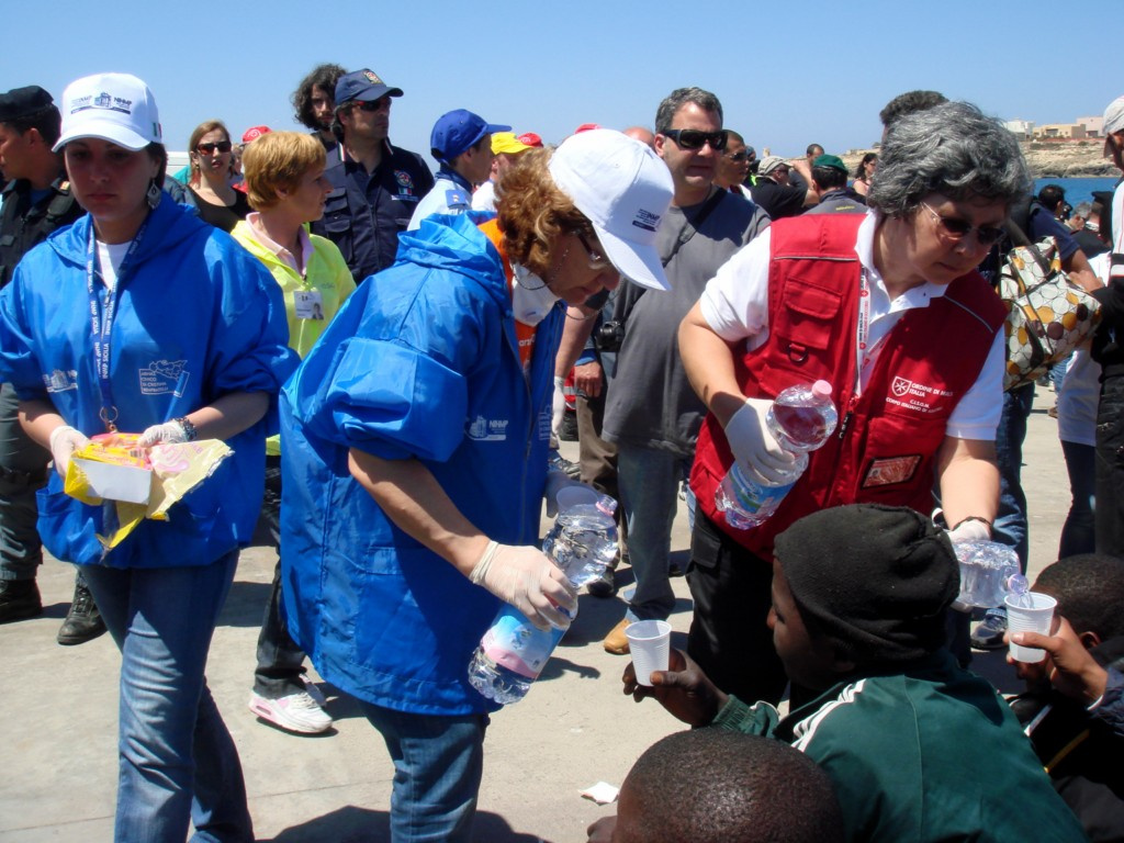 Lampedusa-NIHMP-operators-provide-food-and-beverage-to-migrants-