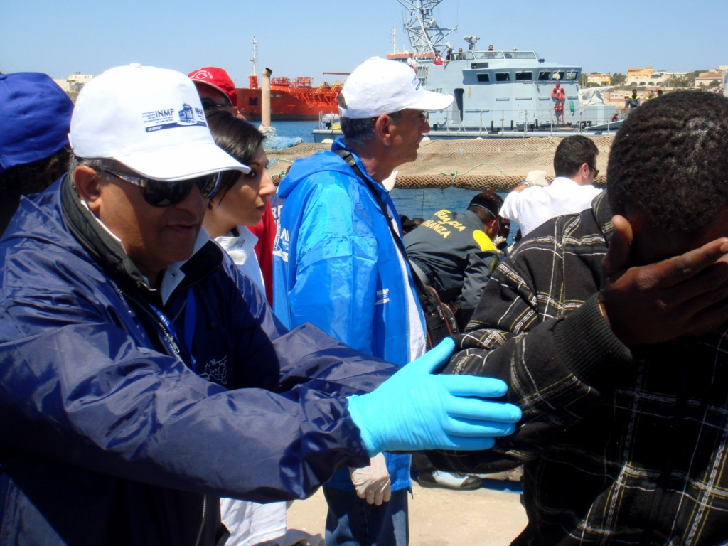 Lampedusa-NIHMP-operators-receives-landing-migrants